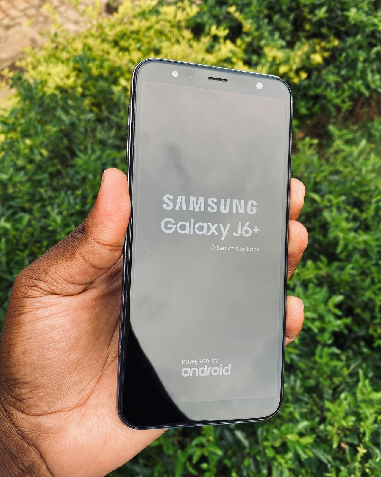 Samsung Galaxy J6+ sa zaslonom pokretanja i logotipom
