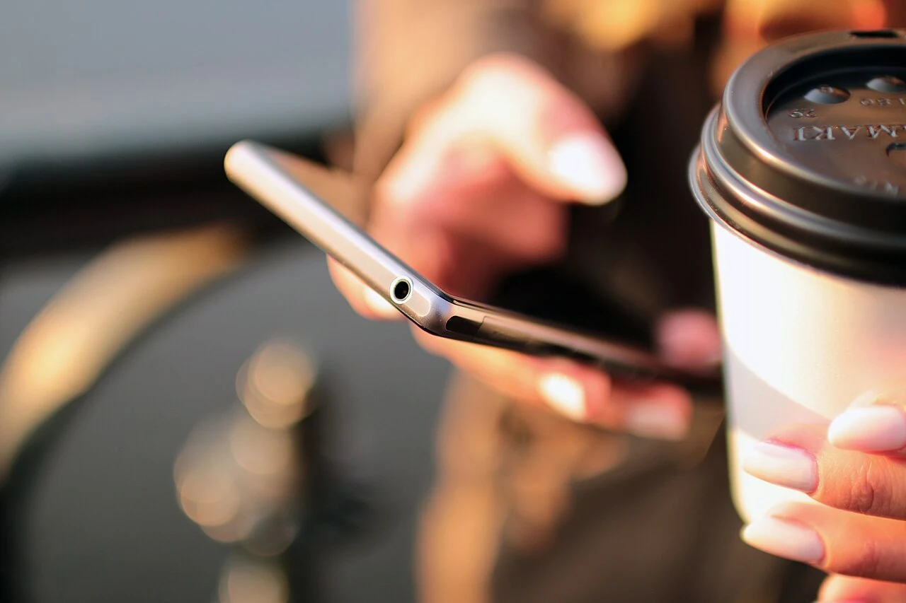 Korištenje mobitela uz kavu